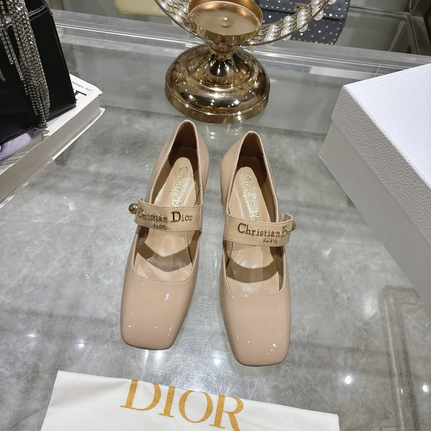 💕💕Factory direct selling price p560💕💕 💕25ss early spring new Dior Dior D-My hardware letter square toe high heels 👠This My Dior high heels are a new product in the 2025 spring and summer ready-to-wear series, showing exquisite elegance. Carefully crafted from cow leather, it is embellished with gold buckles and a metallic Christian Dior Paris logo, making it highly recognizable and highlighting Dior's extraordinary craftsmanship. Graphic style heels complement each other, making the fashionable design more elegant. Upper: cow patent leather. Inner foot pad: sheepskin. Sole: Italian genuine leather outsole. Heel height: 4cm 7.5cm. Size: 35-39 (34.40.41. Customized items are non-refundable)
